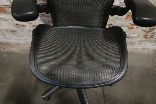 Kontorstol Herman Miller Aeron Chair m/armlæn