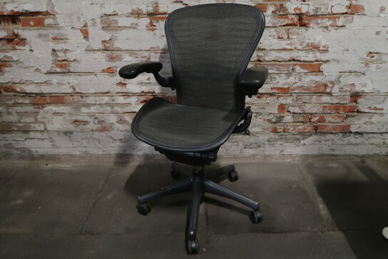 Kontorstol Herman Miller Aeron Chair m/armlæn