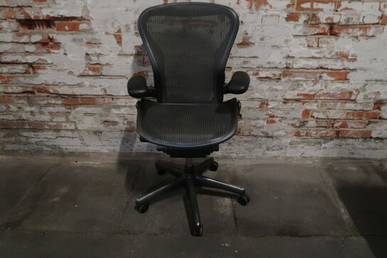 Kontorstol Herman Miller Aeron Chair m/armlæn