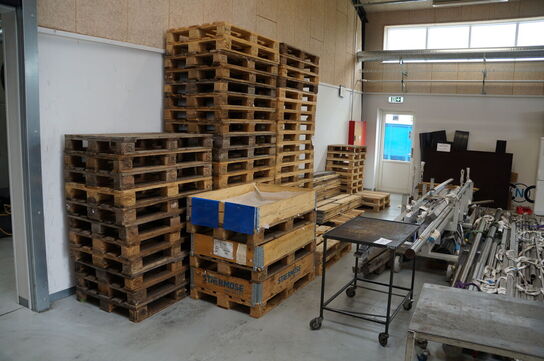 Stort parti paller, rammer, m.v.