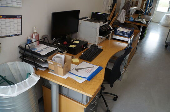 Skrivebord med indhold BEM ÆRK UDEN COMPUTER