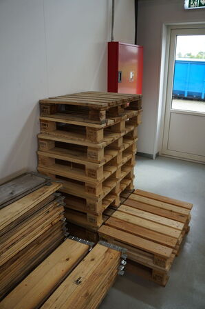 Stort parti paller, rammer, m.v.