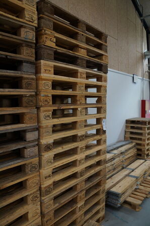 Stort parti paller, rammer, m.v.