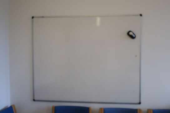 2 stk. el. hæve/sænke skriveborde, kontorstole, reoler, whiteboards m.m.