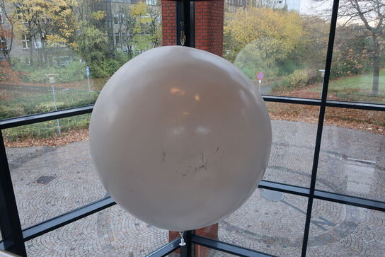 Skulptur "vejrballon" (læs beskrivelse)