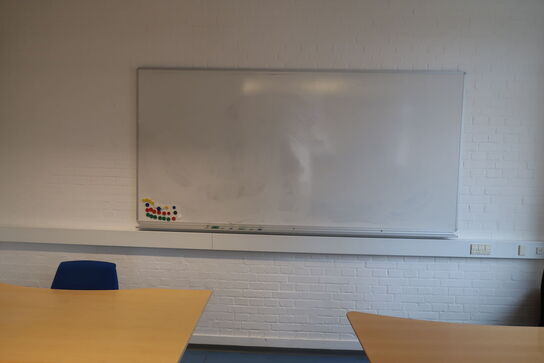 Whiteboard, skab, opslagstable, plante og arkivskabe