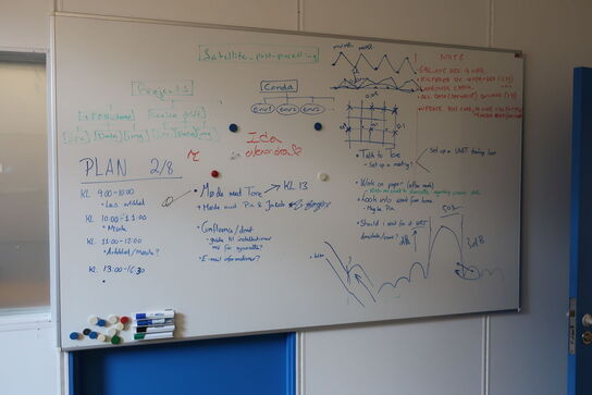 El. hæve/sænke skrivebord, bord, skab, reol, kontorstol, whiteboard m.m.