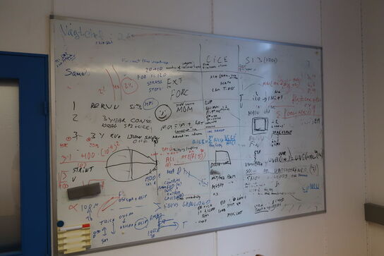 2 stk. el. hæve/sænke skriveborde, kontorstole, reoler, whiteboard m.m.