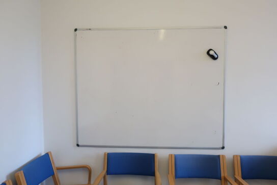 2 stk. el. hæve/sænke skriveborde, kontorstole, reoler, whiteboards m.m.