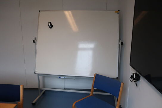 Bord med 9 stk. stole, whiteboard samt skab