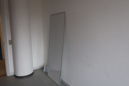 2 stk. whiteboards, skab, reol samt kontorstol