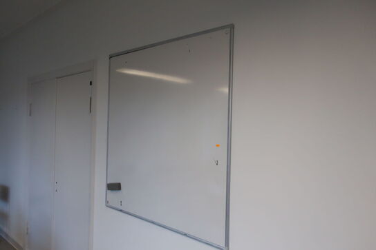 3 stk. whiteboards samt opslagstavle