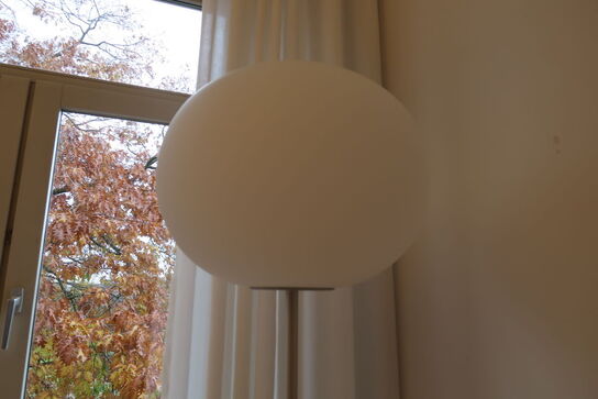 Gulvlampe og bordlampe FLOS Glo-Ball