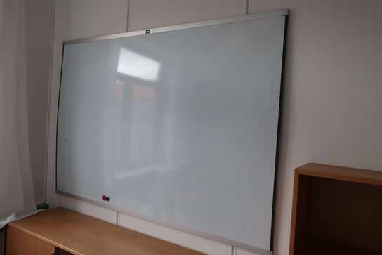 2 stk. whiteboards, skab, reol samt kontorstol