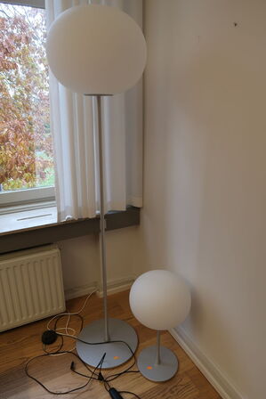 Gulvlampe og bordlampe FLOS Glo-Ball