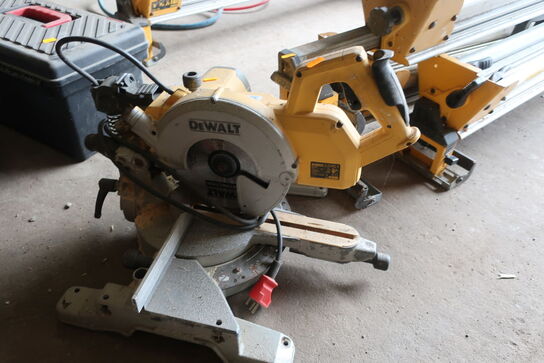 Kap-/geringssav DEWALT DW777 (muligvis defekt) med 3 stk. arbejdsborde