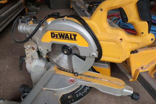 Kap-/geringssav DEWALT DWS777-QS med arbejdsbord