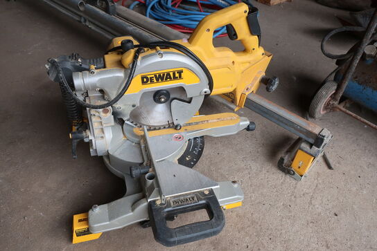 Kap-/geringssav DEWALT DWS777-QS med arbejdsbord