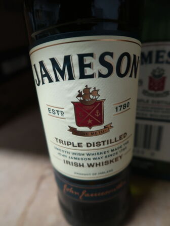 6 flasker Whisky JAMESON