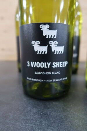 5 fl. Hvidvin 3 WOOLY SHEEP Sauvignon Blanc, 75cl.