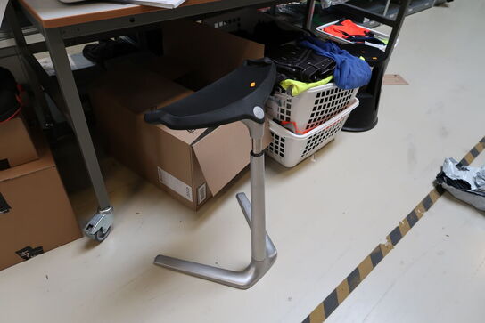 Ergonomisk kontorstol, pakkebord uden indhold samt elefantfod