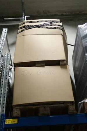 2 stk. paller med div. Giner