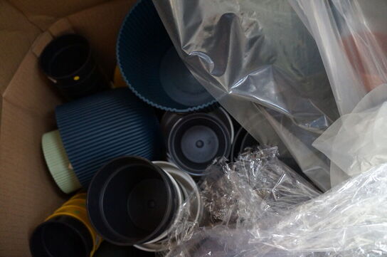 Palle med diverse plasticpotter
