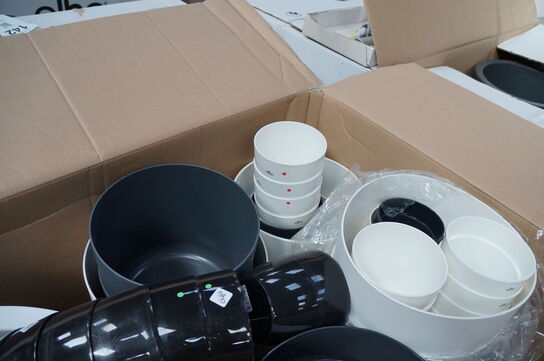 Palle med diverse plasticpotter