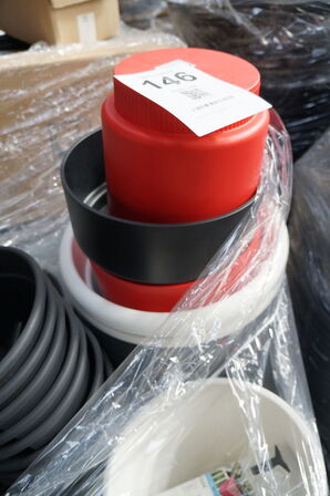 Palle med diverse plasticpotter