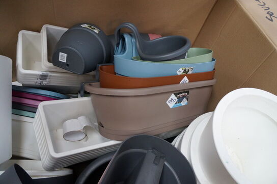 Palle med diverse plasticpotter