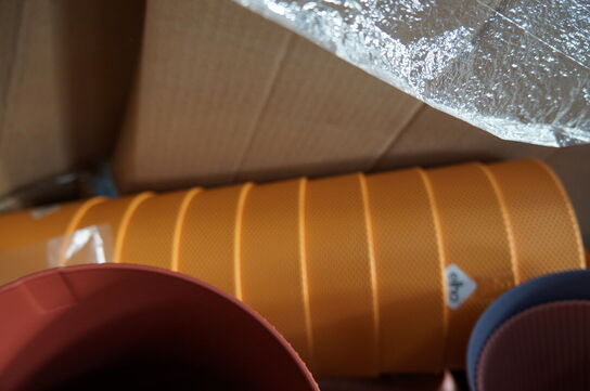 Palle med diverse plasticpotter