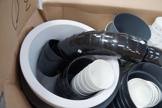 Palle med diverse plasticpotter