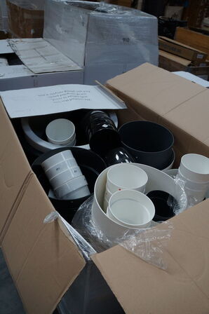 Palle med diverse plasticpotter