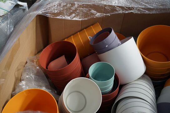 Palle med diverse plasticpotter