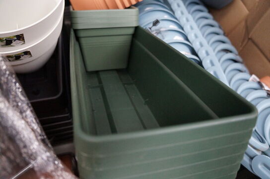 Palle med diverse plastspande