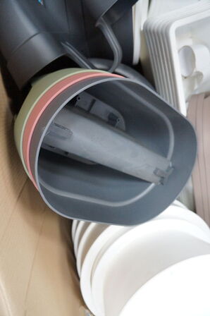 Palle med diverse plasticpotter