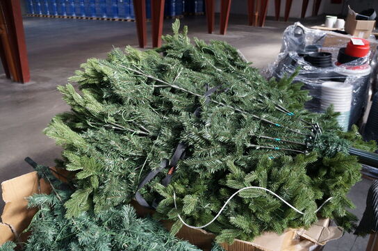 Diverse plasticgran ornamenter