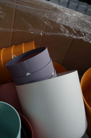 Palle med diverse plasticpotter