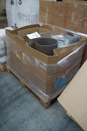 Palle med diverse plasticpotter