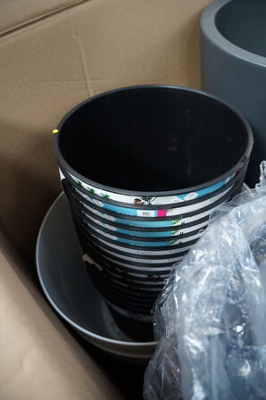 Palle med diverse plasticpotter