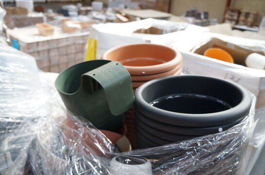 Palle med diverse plasticpotter