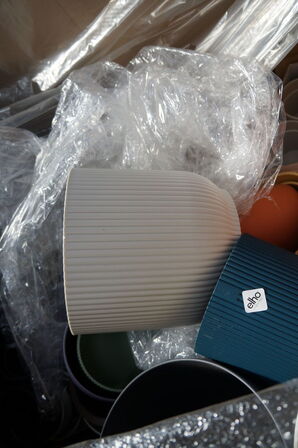 Palle med diverse plasticpotter