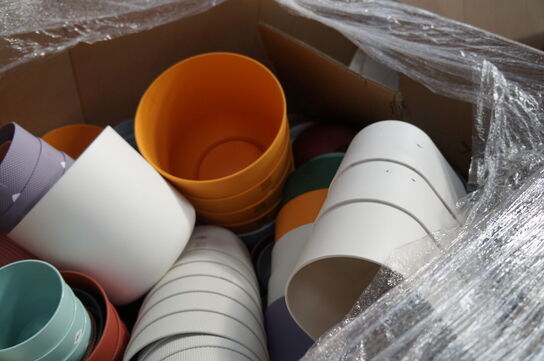 Palle med diverse plasticpotter