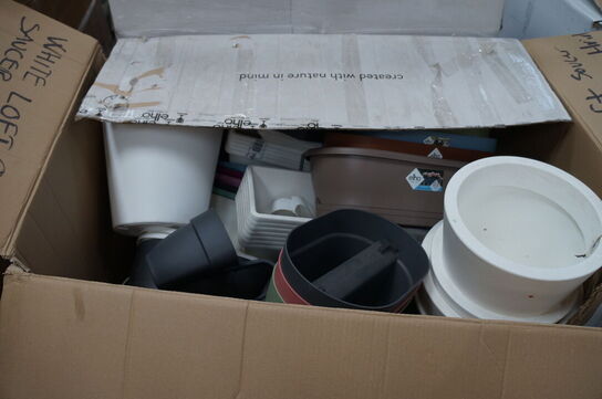 Palle med diverse plasticpotter