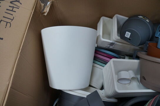 Palle med diverse plasticpotter