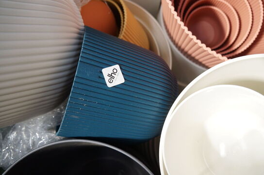 Palle med diverse plasticpotter