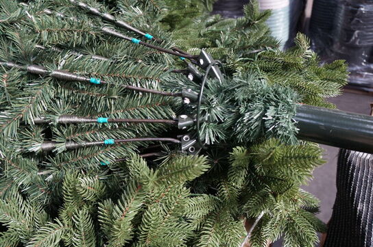 Diverse plasticgran ornamenter