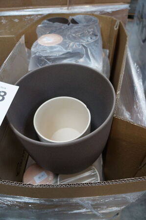 Palle med diverse plasticpotter