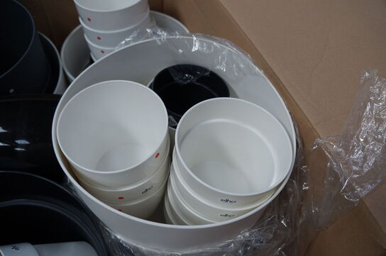 Palle med diverse plasticpotter