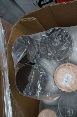 Palle med diverse plasticpotter